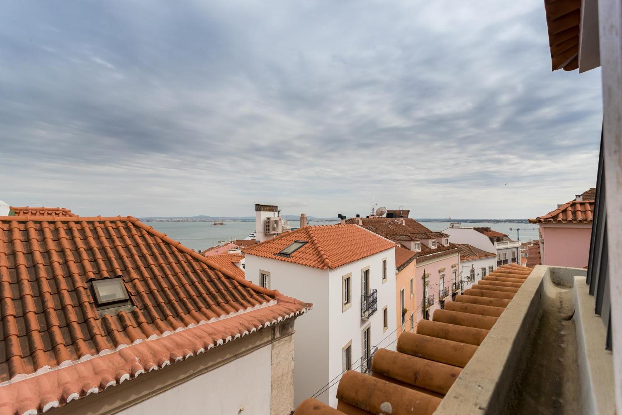 Alfama Modern Two Bedroom W River View And Parking By Lu Holidays Apartamento Lisboa