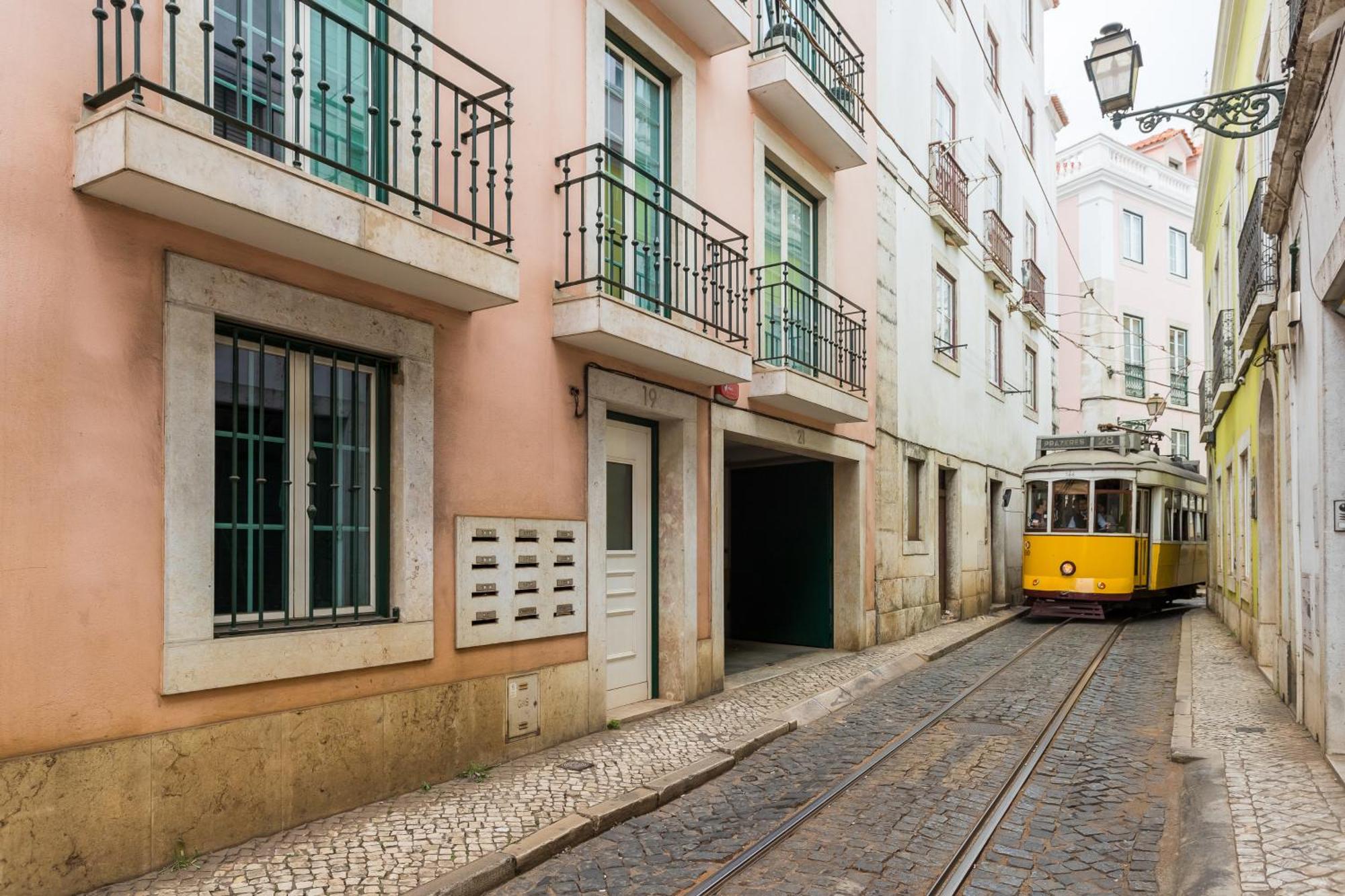 Alfama Modern Two Bedroom W River View And Parking By Lu Holidays Apartamento *